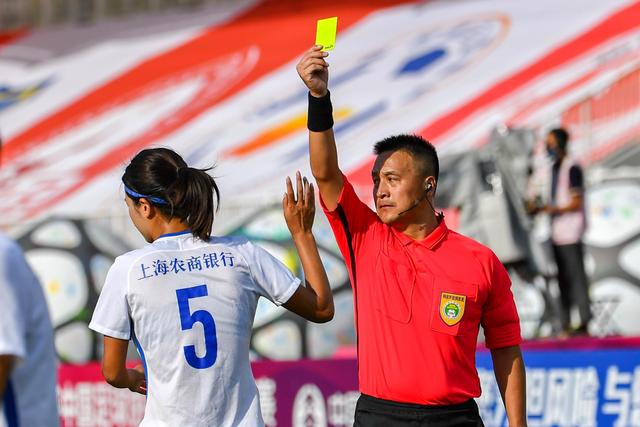 群星齐聚！ESPN发布新赛季球员海报，詹姆斯与布伦森各霸C位